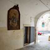 Passando per via Umberto I raggiungiamo poi il poco lontano Arco Curci, nei pressi della chiesa di San Domenico. Qui si colloca, racchiusa in una cornice lignea che termina in una testa d�angelo, l�edicola della Madonna del Rosario